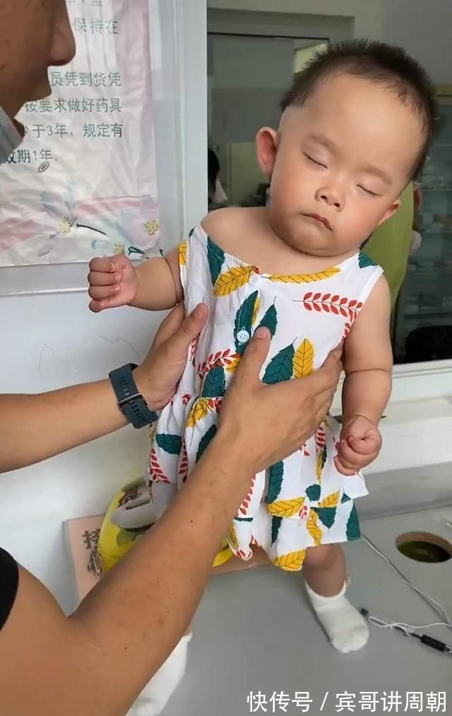 宝宝|爸爸带宝宝去打针,宝宝企图“装睡”蒙混过关,爸爸叫醒方式亮了