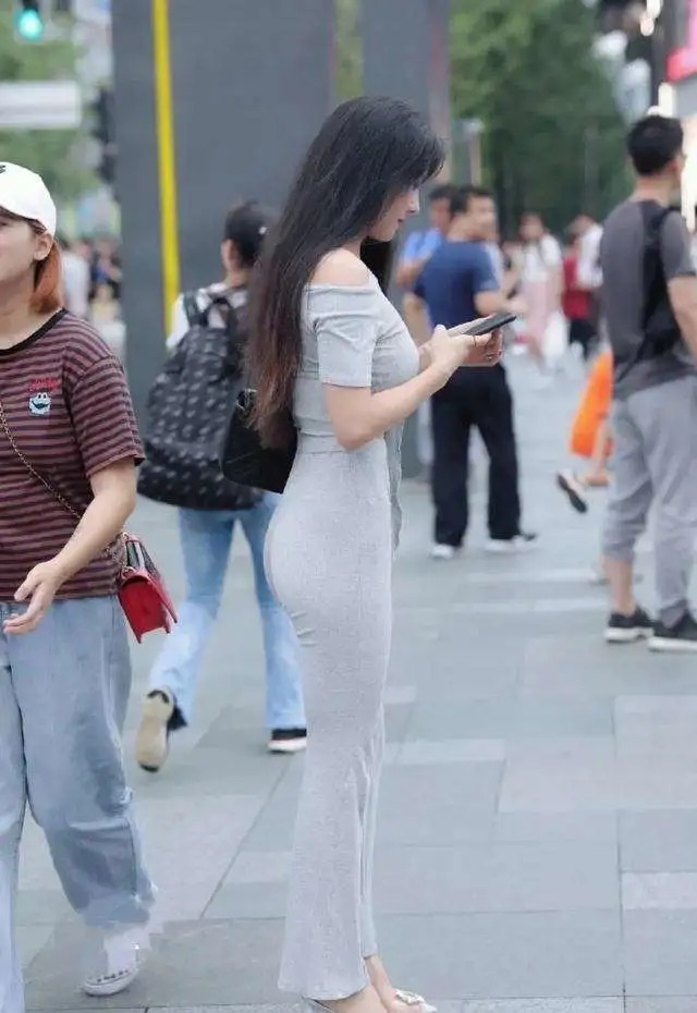 搭配 修身长裤轻盈舒适又大方,简约休闲凸显女人味