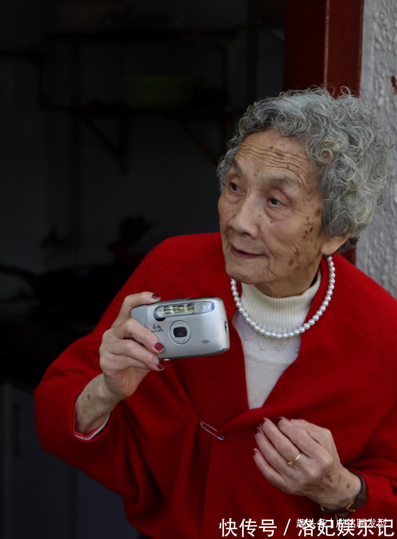 老年人 老年人经常烫染发质差,头发毛躁还显老,三个妙招让头发恢复如初