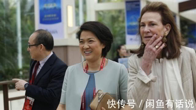 穿搭|潘石屹老婆罕露面,短发配蓝裙气场强大,两口子精英气质还真登对