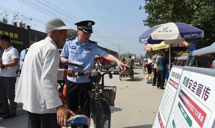 平安|节日我在岗丨节日里，这帮“地摊”民警把平安送到群众“家门口”