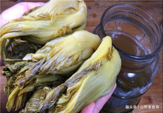 腌酸菜时,一定不能放盐,教你正确做法,3天就能吃,放一年不坏