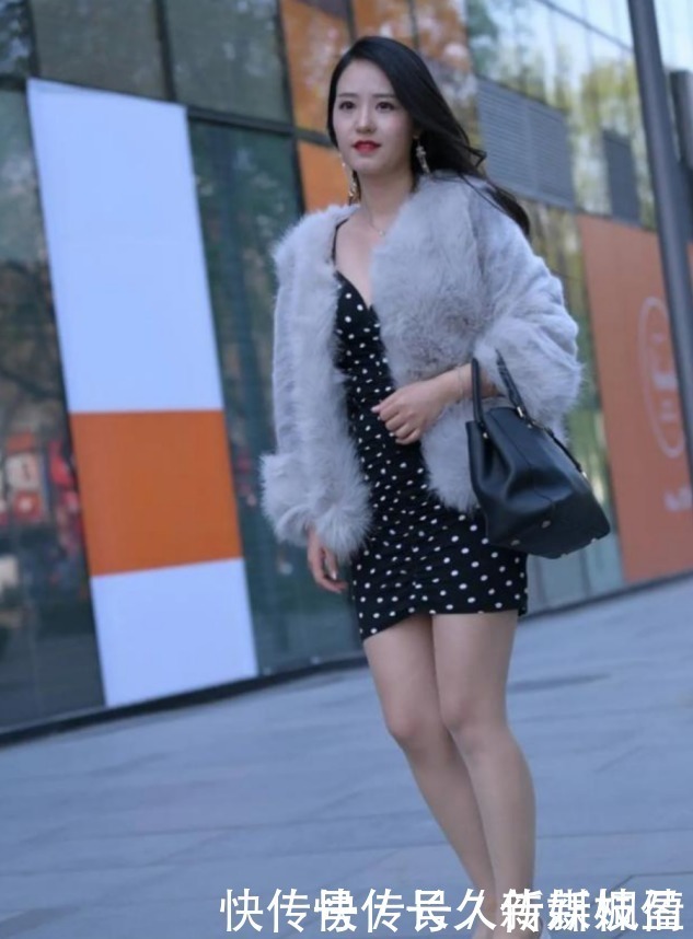 成熟女人穿貂配短裙，皮肤白皙惹人爱，一双美腿真吸精睛！