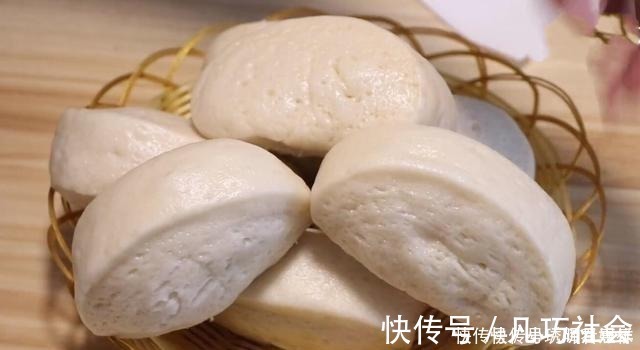 面粉|蒸馒头，只加酵母就大错特错了，教你蒸出又香又白蓬松柔软的馒头