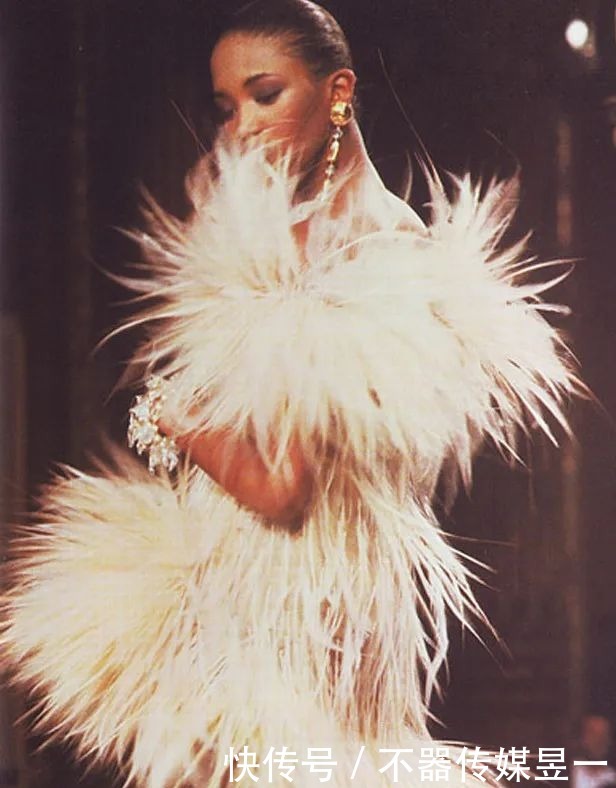 超模黑珍珠拍摄YSL全球大片,表现力太棒了