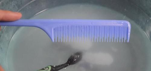 把牙膏涂抹在梳子上太实用了，我也是今天刚知道，看完尽快提醒家人