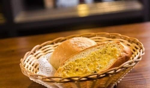 吃西餐牛排时，为何服务员都会端上一份面包，这是暗示你肯定不懂
