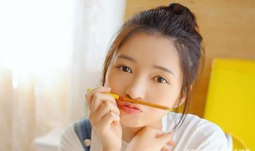  皱纹|皮肤科主任：睡前1个好习惯，每天坚持做，皱纹“逃走”，好年轻