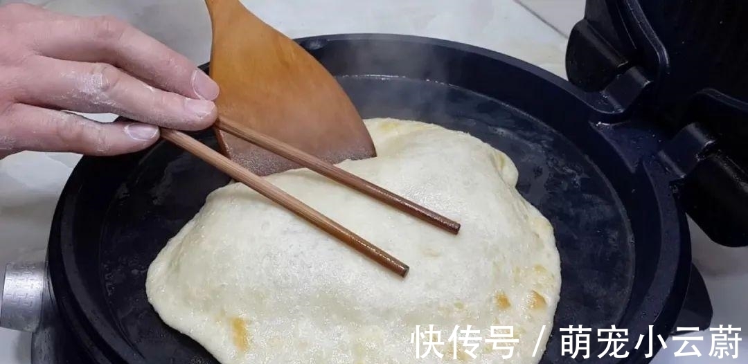 案板|3勺清水,1斤面粉,淋上鸡蛋液,教你做创意早餐饼,比葱油饼好吃