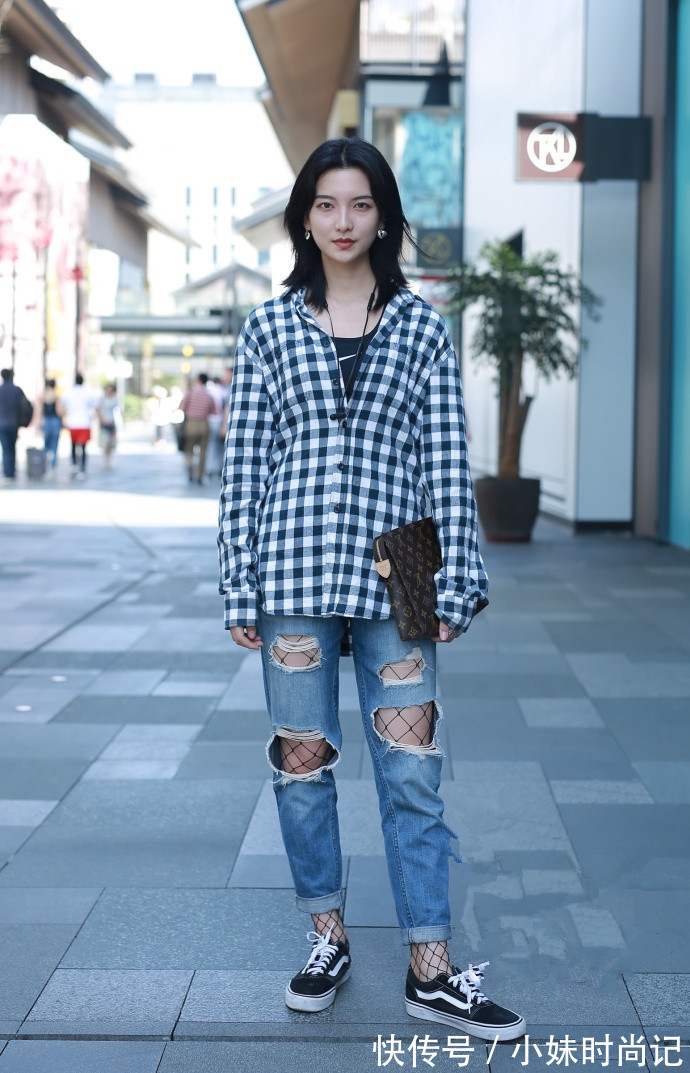 包臀裙 成都街拍,斜肩包臀裙与红色纱纱裙的混搭,让人感觉好仙!