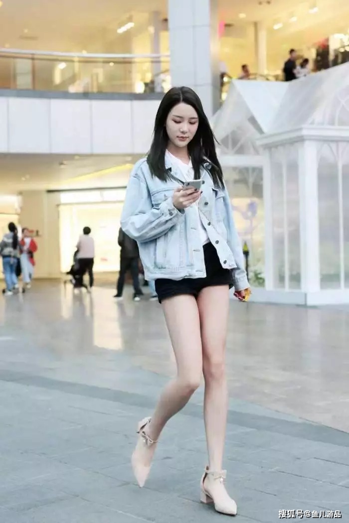 女性出街穿搭高跟鞋,秀出自己的美好的身姿