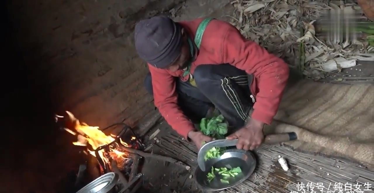 尼泊尔山区穷人的生活,只炒一个青菜,大人吃玉米糊小孩吃大米饭