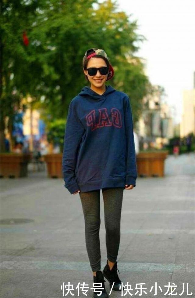 时尚穿搭,小姐姐白皙的皮肤,在黑色衬衫的衬托下,十分优雅大方