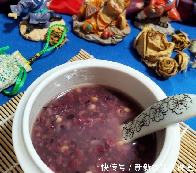 炖黑米粥，糯糯QQ，口感超好