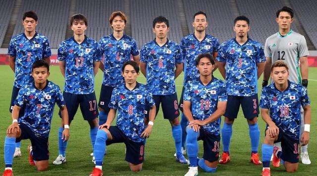 国足|李霄鹏为何招52人进入国足?只为解决一大困扰,但也许是徒劳