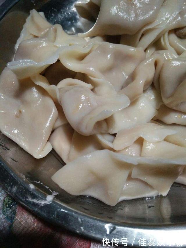 保鲜膜|冰冻饺子之前，表面撒点它，煮的时候不破皮儿