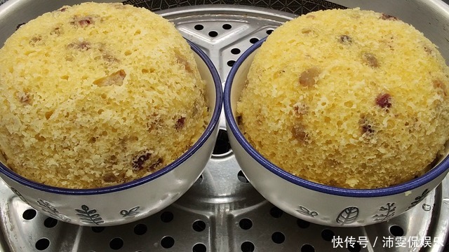  做成|小米加上一袋牛奶，做成小米糕，养胃易消化，暄软香甜，真好吃