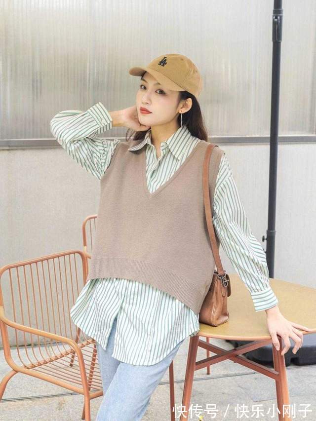 毛衣|秋天如何穿出高级感?用毛衣内搭白衬衫和牛仔裤,照看都好看