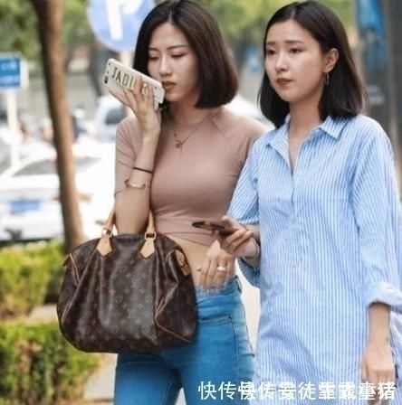 牛仔裤 运动背心搭配牛仔裤,简约时尚,还成为街上动人的风景线