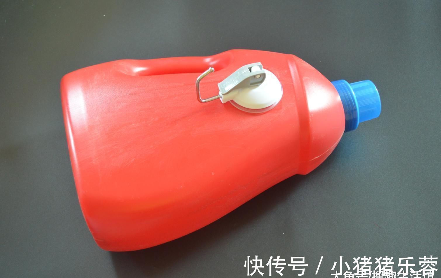 瓶子|洗衣液瓶上粘一个吸盘挂钩, 10个人里9个都需要, 简直太实用了