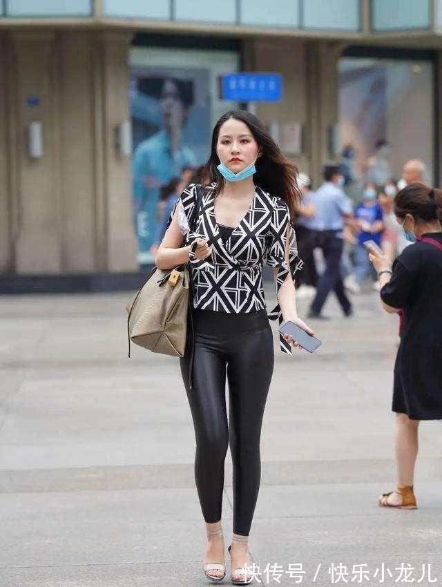 穿搭 露肩露脐T恤搭配打底裤,好看显瘦,清爽时尚