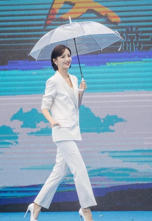 漂亮 人们只见到女性高跟鞋的漂亮,却看不见他们以便高跟鞋有多拼