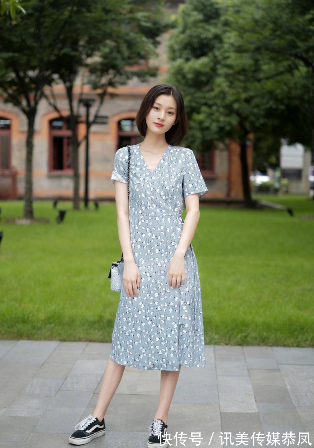碎花连衣裙|选择好看的碎花连衣裙穿搭,摆脱乡土气息,化身都市丽人!