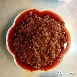  这道菜做法简单，食材丰富，即可以拌面拌饭，还可以配上陕西人爱吃荷叶饼夹着吃