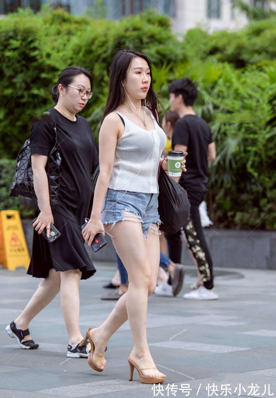 胳膊 微胖的美女散发出甜美的笑容,看到她的人过目不忘,我真的喜欢