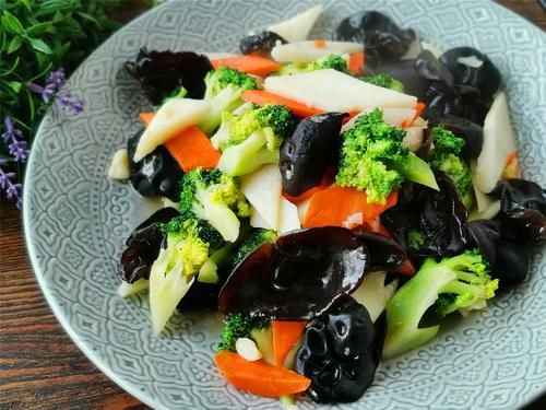 2021年夜饭菜单，3-4口人家，六菜一汤一点心，丰盛味美不油腻