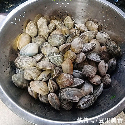 #暖冬酱在手,嗨吃部队锅#酱香花蛤