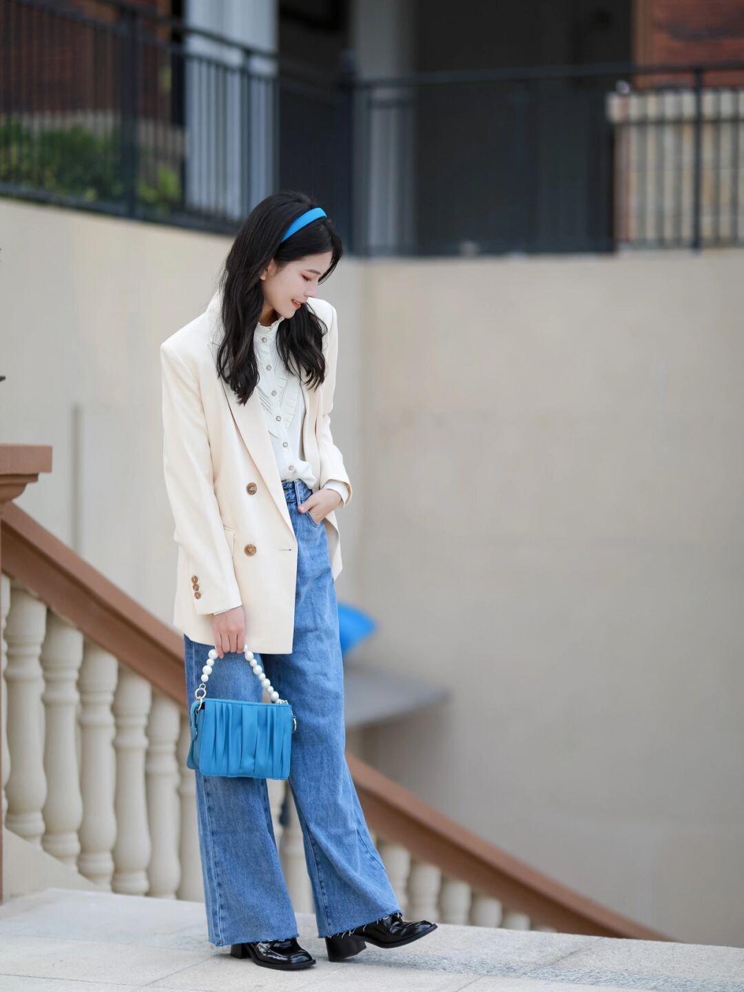 西装外套|秋冬怎么穿时尚又好看,紫色西装外套+米色百褶裙,清新又自然