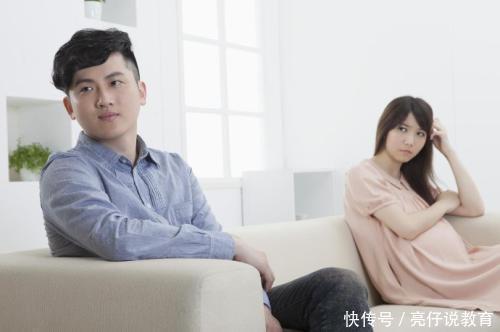 夫妻打闹俩儿子误会，一个冲向爸爸一个举起扫把，还是妈妈亲