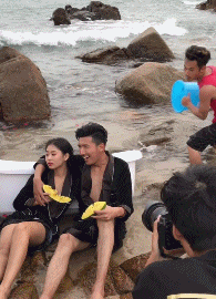 |搞笑GIF:姑娘 你穿的这是裙子吗