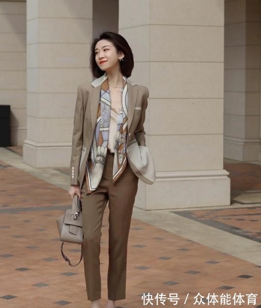 西服外套 还在为穿搭烦恼这些必备的衣服是首要的选择，百搭不易出错！
