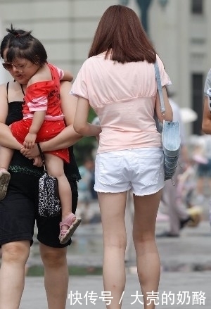  白色|街拍：美女白色短裤搭配粉色上衣，打造出时髦都市丽人