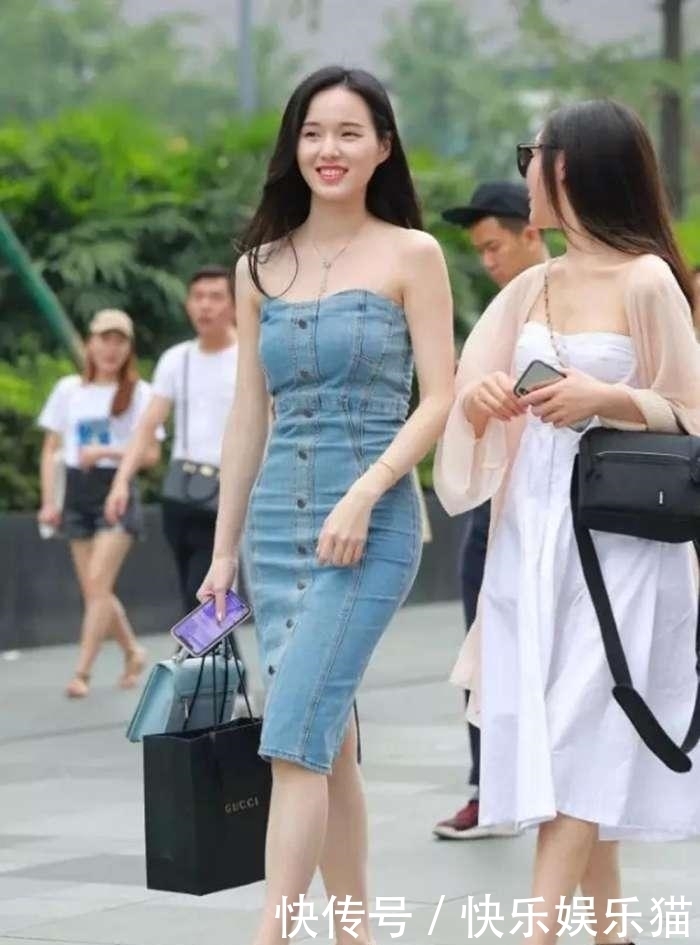 空姐|街拍:空姐小姐姐身材和相貌都很好看,很有都市成熟女人的味道!