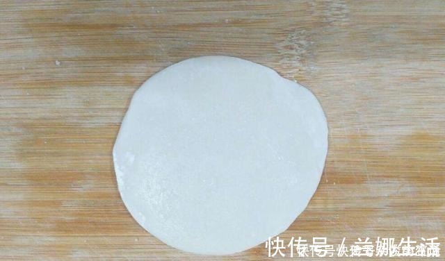 酵母|红枣加上面粉，做出来的花馒头真好看，吃着还有淡淡的枣香味