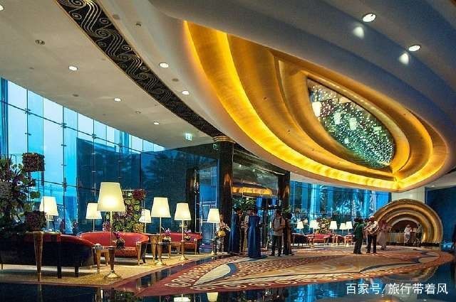 中年|全球第一家七星级酒店:住一晚最贵可花12万,可坐飞机到达酒店