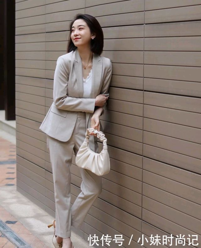 小脚裤|穿对裤子很重要，穿上合适的裤子，可以把腿型修饰得更加完美