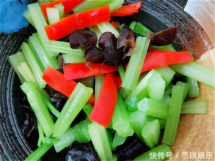 秋天,芹菜别再炒着吃了!试试新做法,清淡爽口解油腻,做法简单