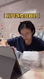  如今的吃播，已经进化到没有食物也能吃了