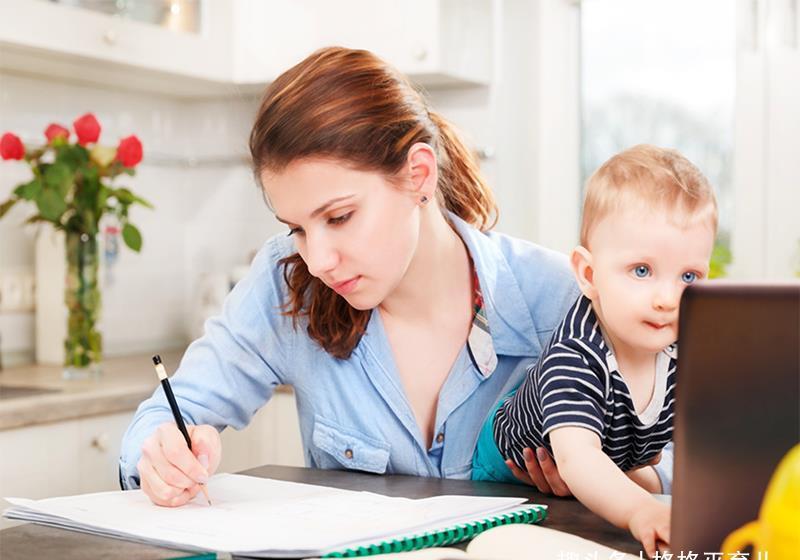 陪伴|上班朝9晚5,晚上要陪孩子,为什么有些人还选择当全职妈妈?