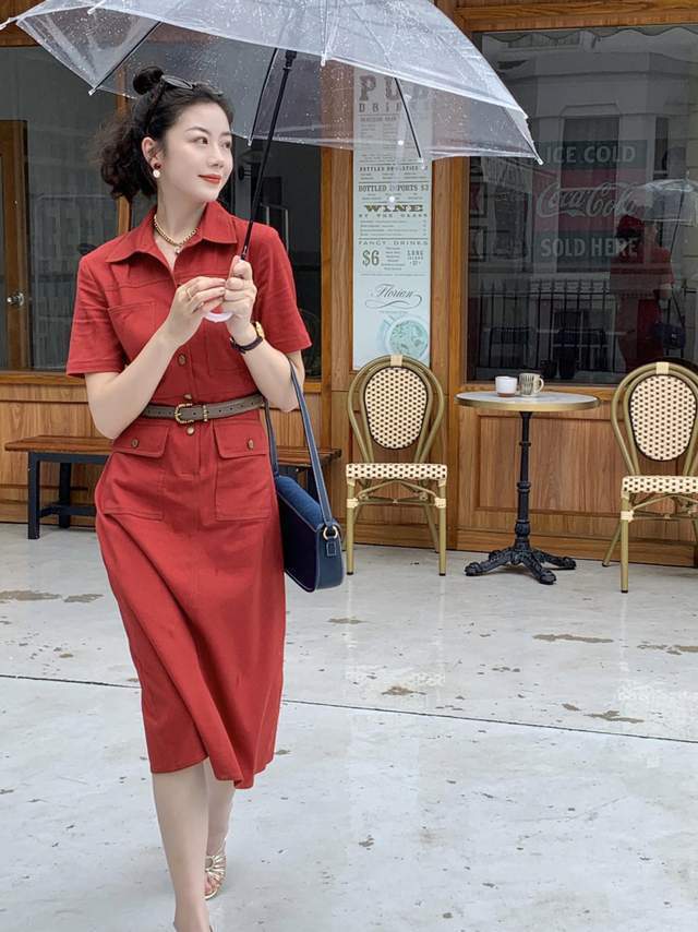 翻领|秋天怎样穿才有气色?身穿一件红色翻领连衣裙,穿上身复古又显白