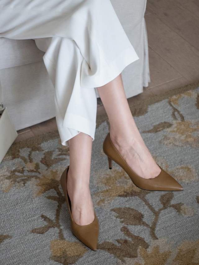高跟鞋 秋季,穿什么鞋才洋气,今年流行穿“羊皮”粗跟平底鞋,舒适优雅