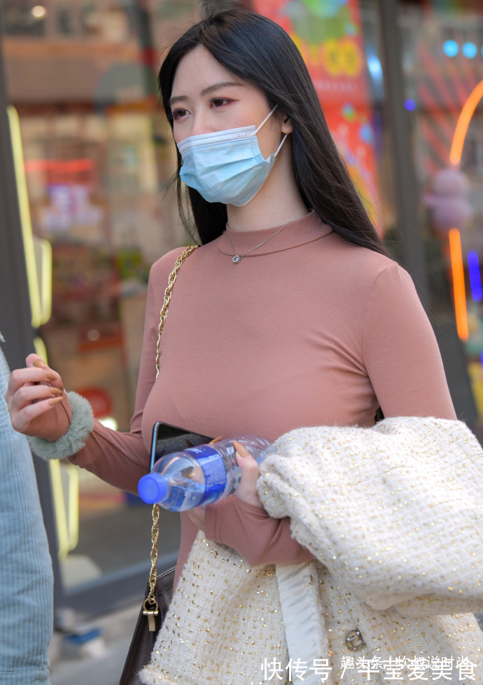 妈妈们|时尚“辣妈”穿搭,选择豆沙色连衣裙,展现别致成熟魅力!