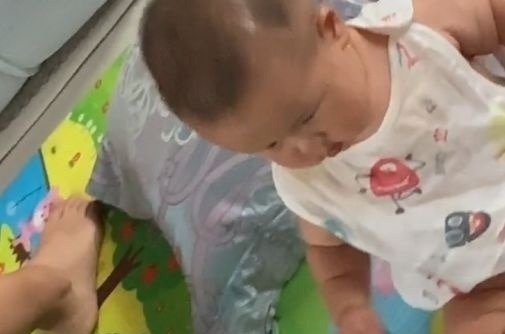 绝望|“不省心小姨”霸占娃的摇铃床,萌娃一脸绝望:这是人干的事吗?