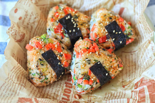 剩米饭新吃法，用手拿着吃，有趣又好吃，孩子一次能吃一碗饭