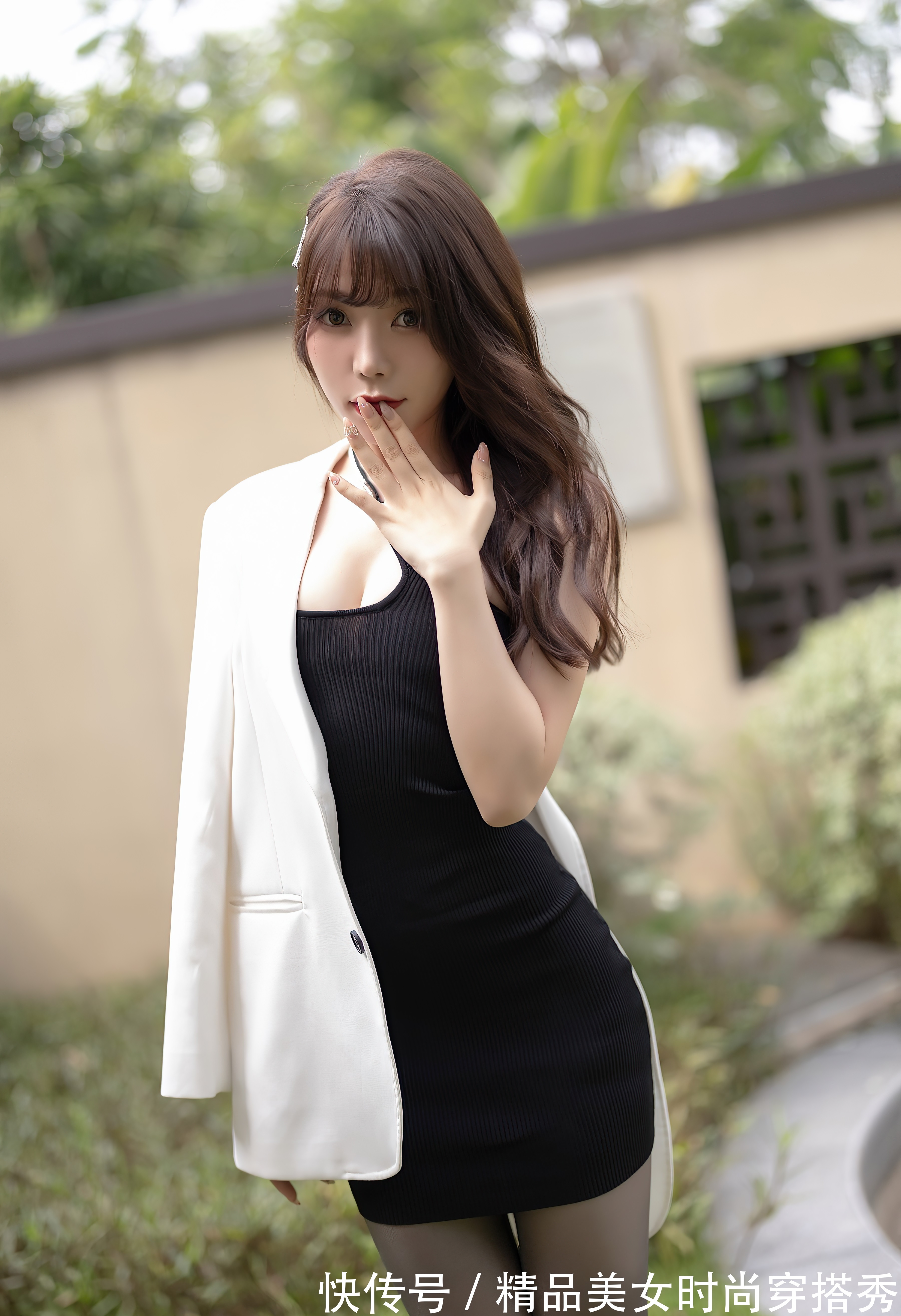 连衣裙 白色西装搭配黑色连衣裙,挂脖设计性感十足,搭配高跟鞋吸睛时尚