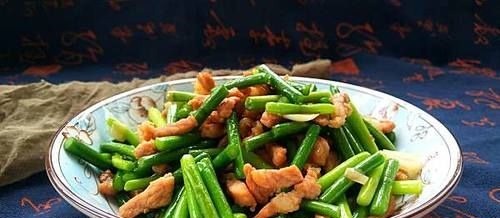 炒猪肉时，先放油还是先放肉？很多人都搞错了，难怪肉又老又硬